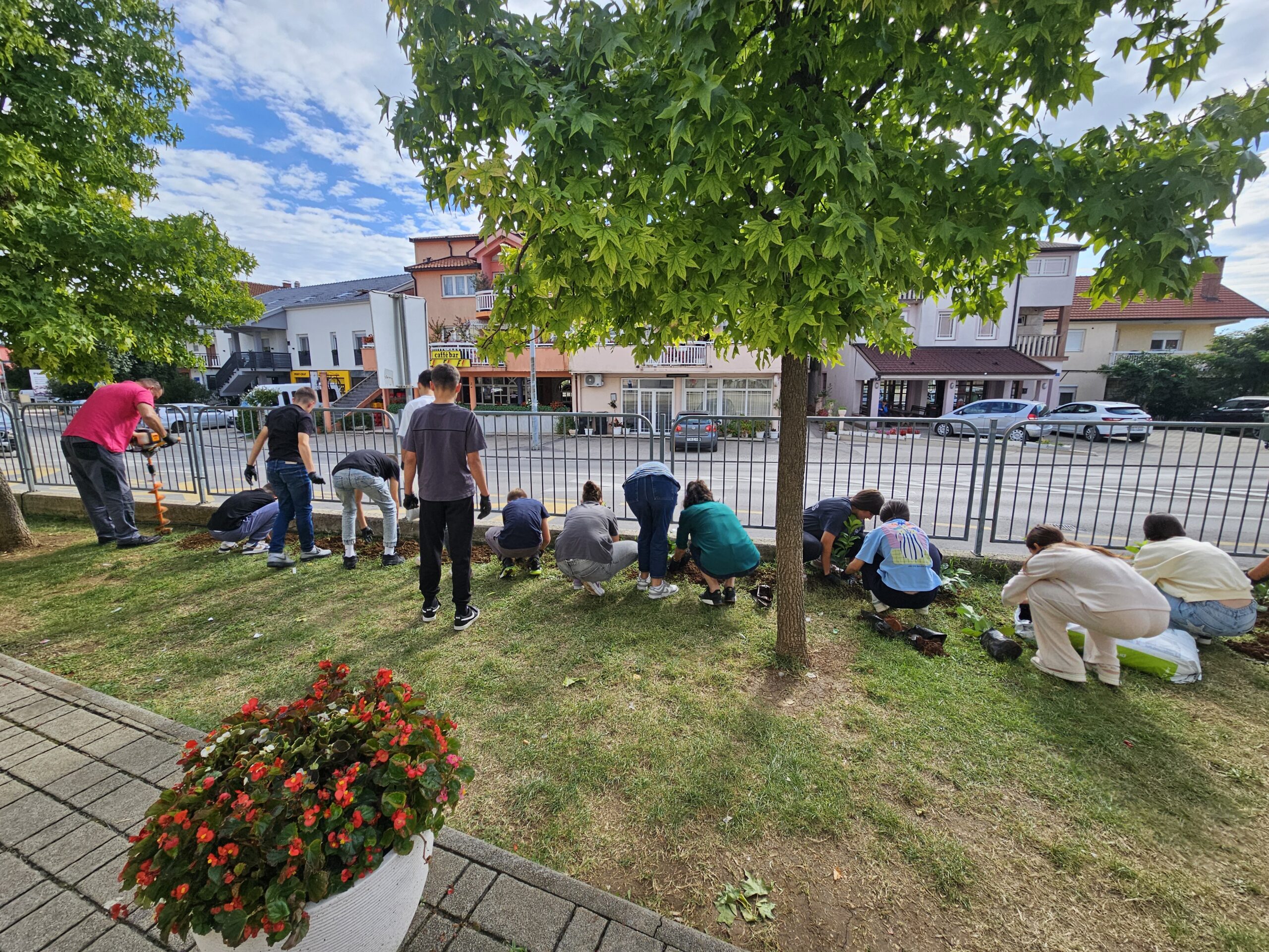 Ekološka sekcija naše škole ozelenila školski okoliš!